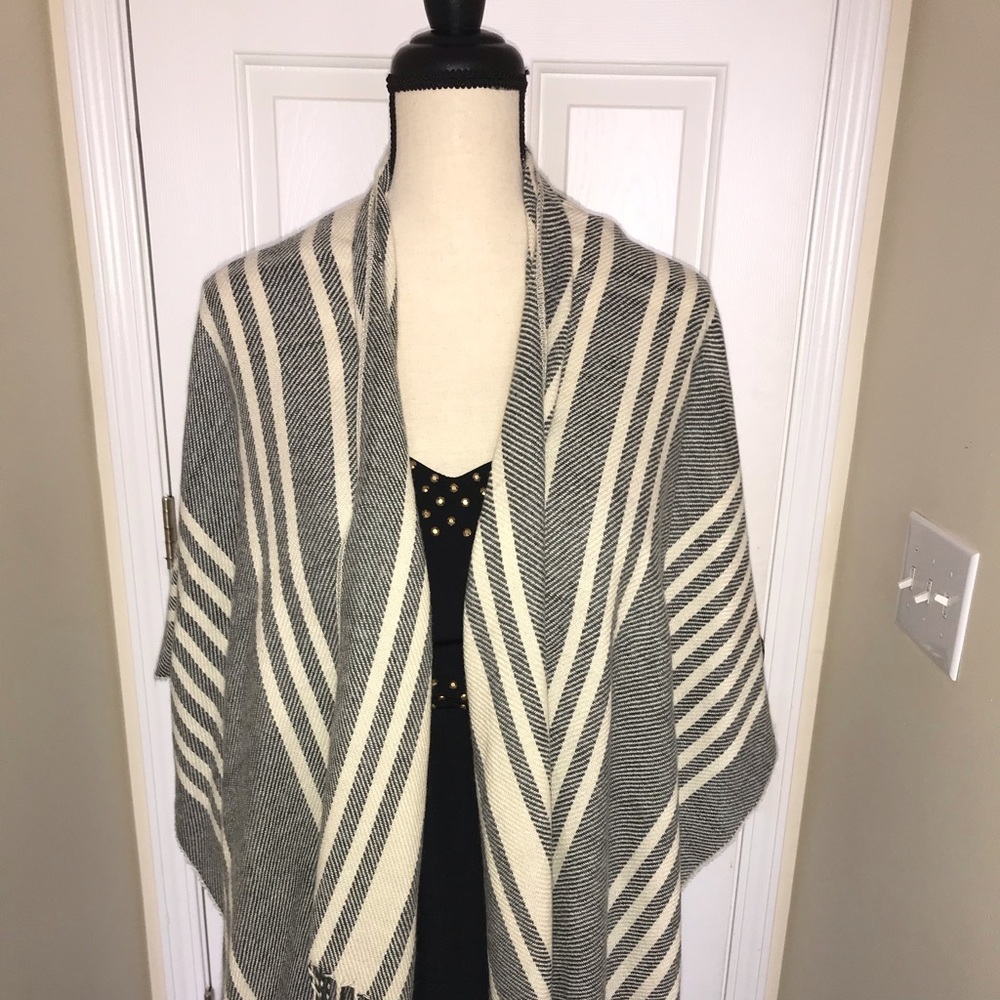 Francesca’s Wrap NWT Black and Cream Lightweight!